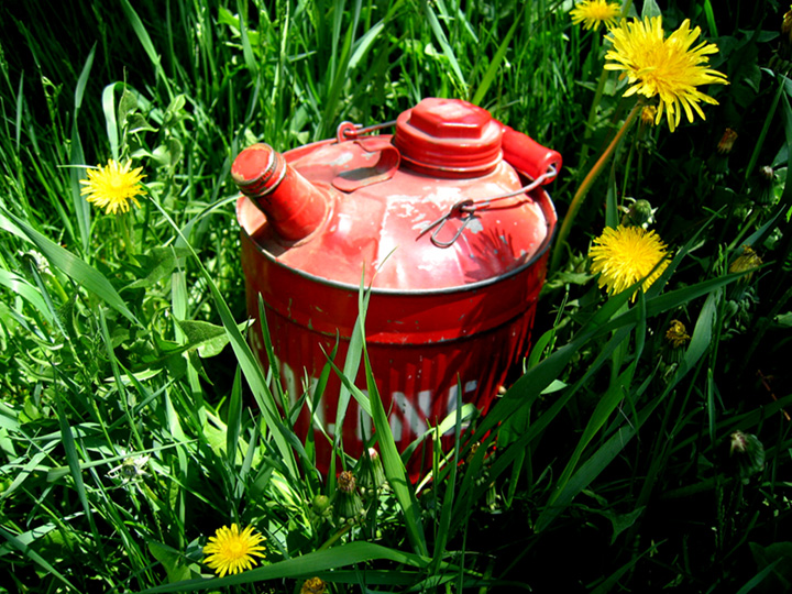 How to Fill and Transport Gasoline Safely Using a Gas Can