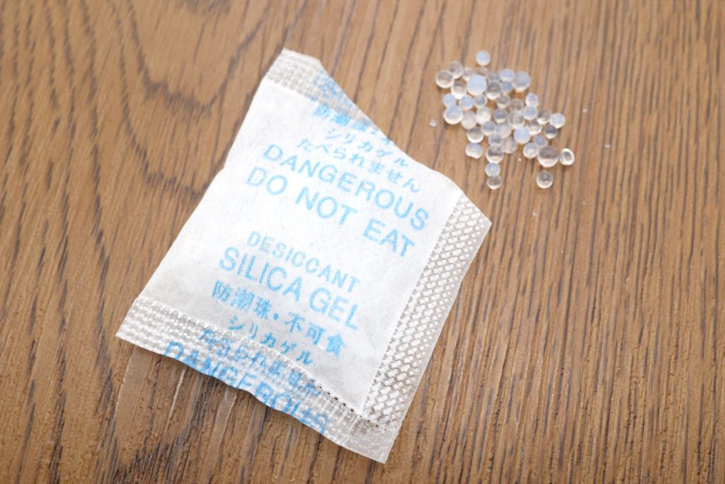 Absorb moisture in car- Desiccant Silica Gel