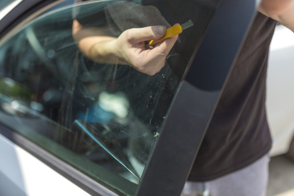 How to remove tint from car windows3 Popular DIY Methods